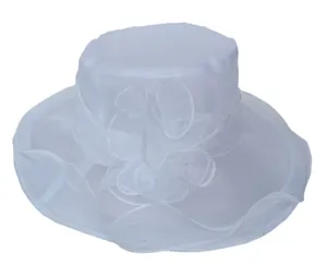 Detail van witte organza zonnehoed met grote bloem en brede golvende rand voor dames