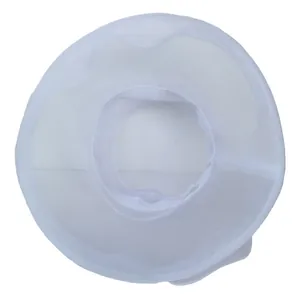 Detailopname van witte organza zonnehoed gaasstructuur met ademend nylon weefsel