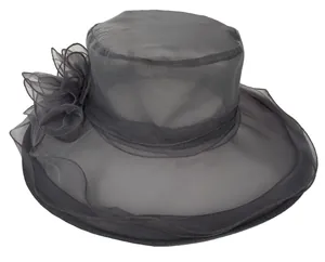 Detail van donkergrijze organza zonnehoed met grote 3D-bloem en een brede golvende rand