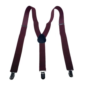 Dettaglio di bretelle a Y bordeaux con clip metalliche argentate e giunto in pelle