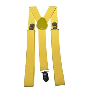 Dettagli macro di bretelle a Y gialle elasticizzate con clip metalliche argentate