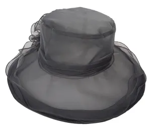 Detail van zwarte organza zonnehoed met elegante doorschijnende golvende rand