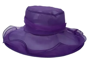 Detail van paarse organza zonnehoed met gelaagd lint en een brede golvende rand
