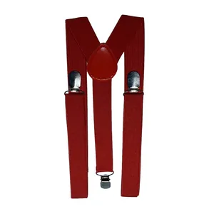 Dettaglio di bretelle elastiche rosso scuro con robuste clip in metallo argentato
