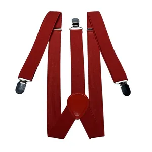 Dettaglio di bretelle bordeaux a Y con cinghie elastiche e tre clip metalliche argentate
