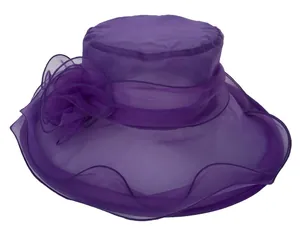 Detail van donkerpaarse organza zonnehoed met decoratieve mesh bloem en brede golvende rand