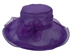 Detail van paarse organza zonnehoed met elegante bloem en golvende brede randafwerking