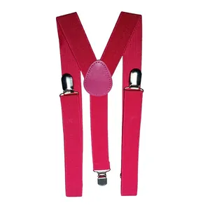 Dettaglio delle bretelle elastiche a Y magenta con rinforzo e clip metalliche argento