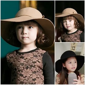 Détail de chapeaux fedora à large bord pour enfants en feutre de laine kaki et noir
