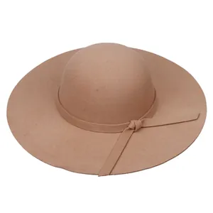 Détail d'un chapeau en feutre de laine camel avec ruban décoratif et large bord élégant