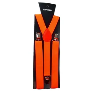 Dettaglio di bretelle elastiche a Y arancione acceso con clip in metallo e inserto in pelle