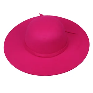 Détail d'un chapeau fedora en feutre magenta à larges bords avec ruban assorti