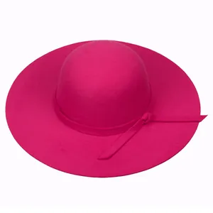 Détail du chapeau en feutre de laine rose fuchsia avec calotte ronde et ruban assorti