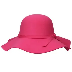 Chapeau élégant en feutre rose vif à large bord avec nœud pour tenue d'hiver chic