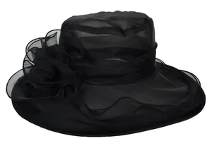 Detail van zwarte organza zonnehoed met grote bloemdecoratie en een brede rand