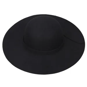 Détail d'un chapeau en feutre noir à large bord avec une couronne ronde rétro chic