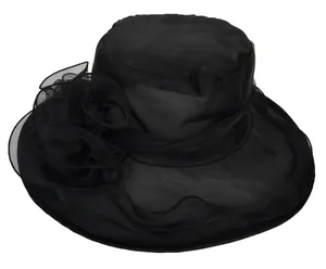 Detail van elegante zwarte organza zonnehoed met grote mesh bloemen en een golvende rand