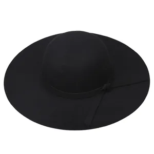 Vue de dessus d'un chapeau en feutre noir à large bord avec ruban décoratif assorti