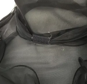 Detail van de zwarte organza zonnehoed met klittenbandsluiting en fijne netstructuur