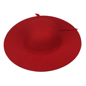 Détail d'un élégant chapeau en feutre de laine rouge à large bord avec ruban en satin