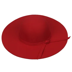 Vue détaillée du chapeau en feutre rouge à larges bords avec ruban noué sur fond blanc