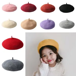 Béret classique en laine pour enfants disponible en plusieurs couleurs au style épuré