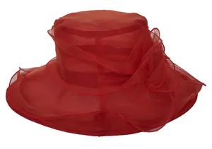 Detailopname van rode organza hoed met brede rand en gelaagde bloemdecoratie