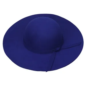 Détail du chapeau en feutre bleu roi à bord large avec ruban décoratif assorti