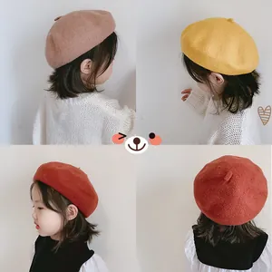Vues détaillées de bérets en laine pour enfants en rose, jaune et rouge pour l'hiver