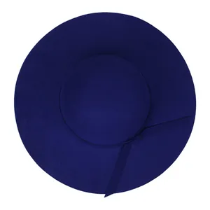 Détail d'un chapeau en feutre bleu marine à large bord avec ruban décoratif