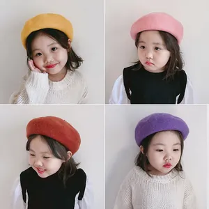 Détail de bérets en laine pour enfants en jaune, rose, rouge et violet