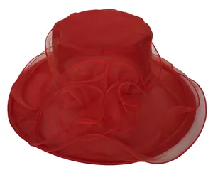 Detailweergave van rode organza zonnehoed met een grote gelaagde 3D-bloemdecoratie
