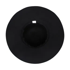 Détail de l'intérieur d'un chapeau fedora noir à larges bords montrant l'étiquette de marque