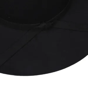 Détail du chapeau en feutre noir avec ruban élégant sur le bord large en laine