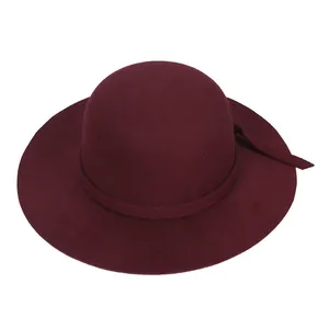 Vue détaillée du chapeau en feutre bordeaux à large bord et texture douce