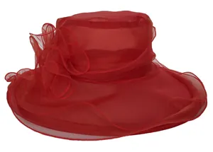Detail van rode organza zonnehoed met elegante gelaagde ruches en grote bloemversiering