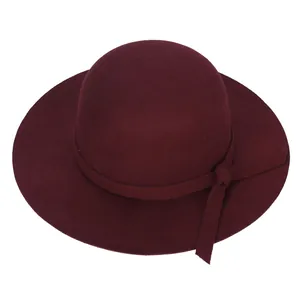 Détail d'un chapeau en laine bordeaux à large bord avec ruban assorti et nœud latéral