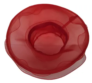 Detail van rode organza zonnehoed met brede rand en gelaagde doorschijnende stof