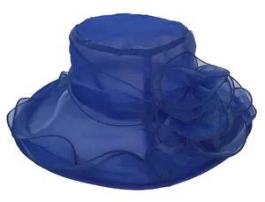 Detail van een koningsblauwe organza hoed met grote bloemendecoratie en brede rand