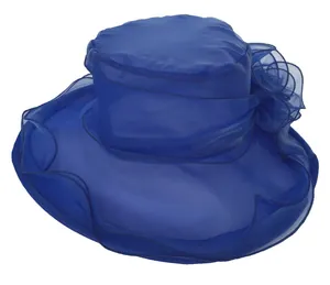 Detail van een elegante marineblauwe organza zonnehoed met grote decoratieve zijbloem