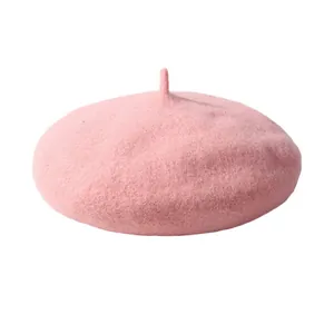 Béret classique en laine rose au design minimaliste pour femmes et enfants sur fond blanc