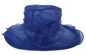 Detail van elegante marineblauwe organza zonnehoed met een grote decoratieve bloem
