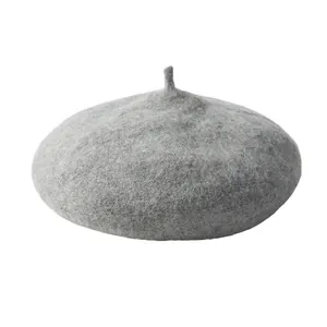 Texture détaillée d'un béret en laine gris clair avec un design classique