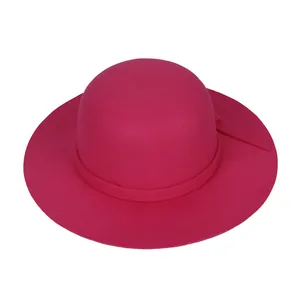 Détail d'un chapeau en feutre rouge rose à large bord avec calotte ronde et ruban assorti