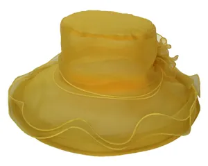 Detail van de gele organza zonnehoed met gelaagde golvende rand en bloemdecoratie