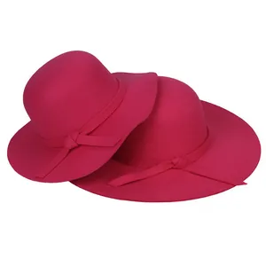 Détails macro de chapeaux en feutre de laine magenta avec rubans décoratifs assortis
