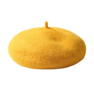 Détail d'un béret en laine jaune vif montrant sa texture douce et sa tige classique