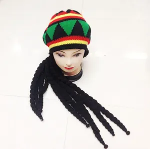 Detail der gestrickten Reggae-Mütze mit bunten Streifen und schwarzen Garn-Dreadlocks
