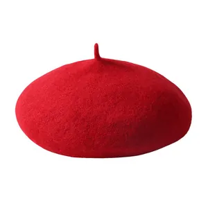 Gros plan d'un béret en laine rouge montrant la texture feutrée et le petit bout