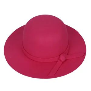 Détail du chapeau en feutre fuchsia avec ruban à nœud assorti et texture laine lisse